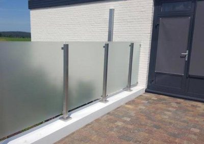 Windwand_Systeem_plantenbank_tuinglas_Glas_Joure_Friesland_Nederland_Glaswand_Glazenschutting_Glasschutting_Schutting_Glazen_RVS_Glassyteem_Wand_Duurzaam_Veiligheidsglas